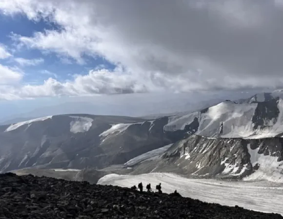 dzo jongo valley glacier panorama